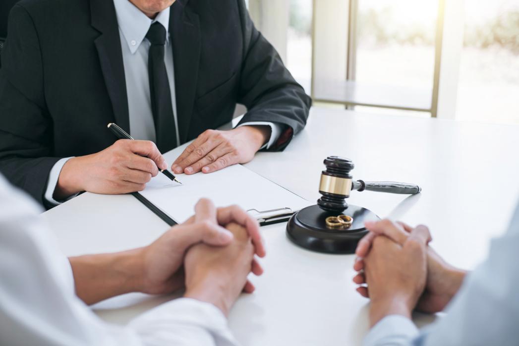 هل يمكنني الحصول على الطلاق دون محام؟